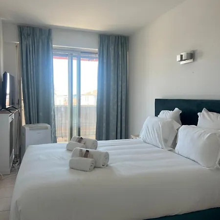 Apartment -300m Palais- Seaview-a/c-wifi-spacieux