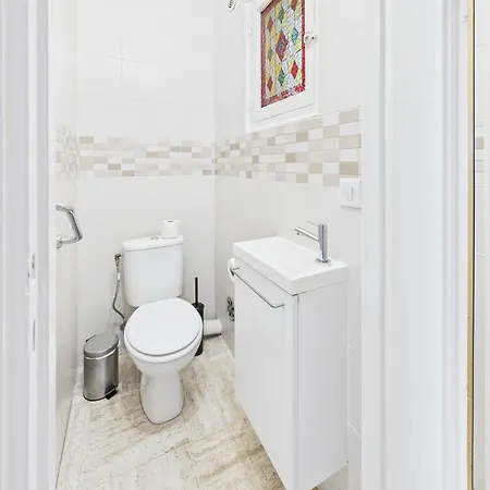 Διαμέρισμα -300m Palais- Seaview-a/c-wifi-spacieux *