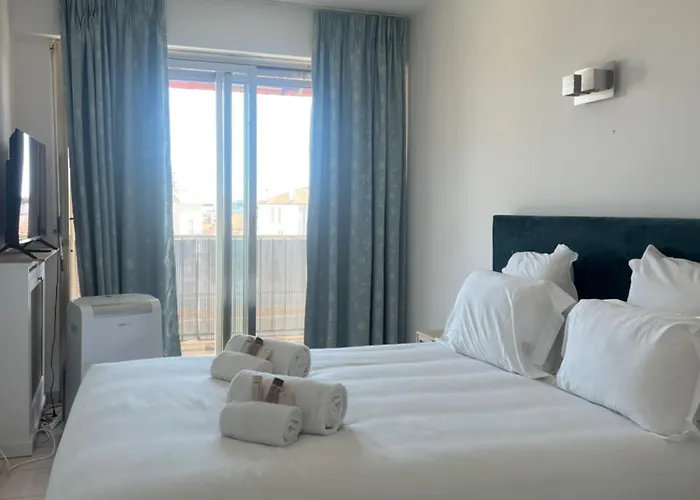 Διαμέρισμα -300m Palais- Seaview-a/c-wifi-spacieux