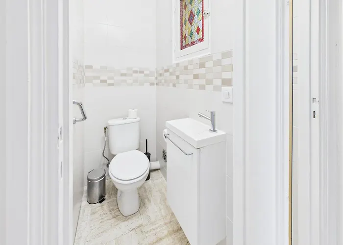 Διαμέρισμα -300m Palais- Seaview-a/c-wifi-spacieux *